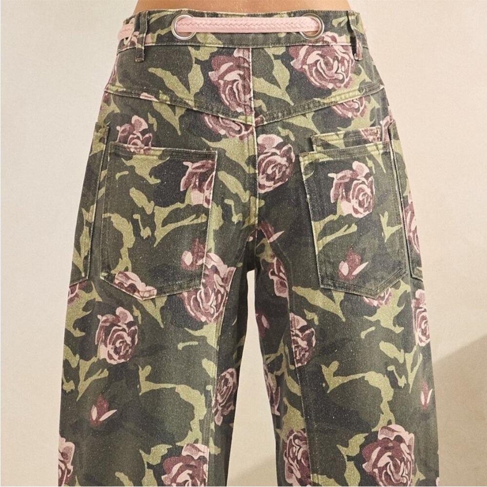 NWT Veveret Camo Floral Barrel Jeans - Picture 5 of 9